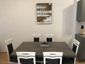 Deluxe Apartment, 2 Bedrooms, Balcony (Arsenal TOP 6 incl. Extra Fees) | In-room dining - United Homes Apartments Vienna (Vienna)