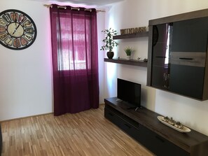 Deluxe appartement, 2 slaapkamers, balkon (Arsenal TOP 6 incl. Extra Fees) | Woonkamer | Flatscreentelevisie