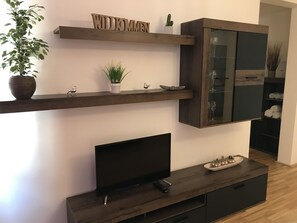 Appartement Deluxe, 2 chambres, balcon (Arsenal TOP 6 incl. Extra Fees) | Salle de séjour | Télévision à écran plat