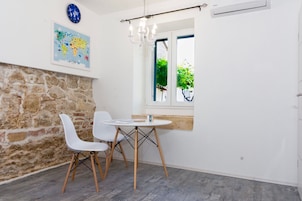 Studio – superior, 1 kingsize-seng | Spiseområde på rommet
