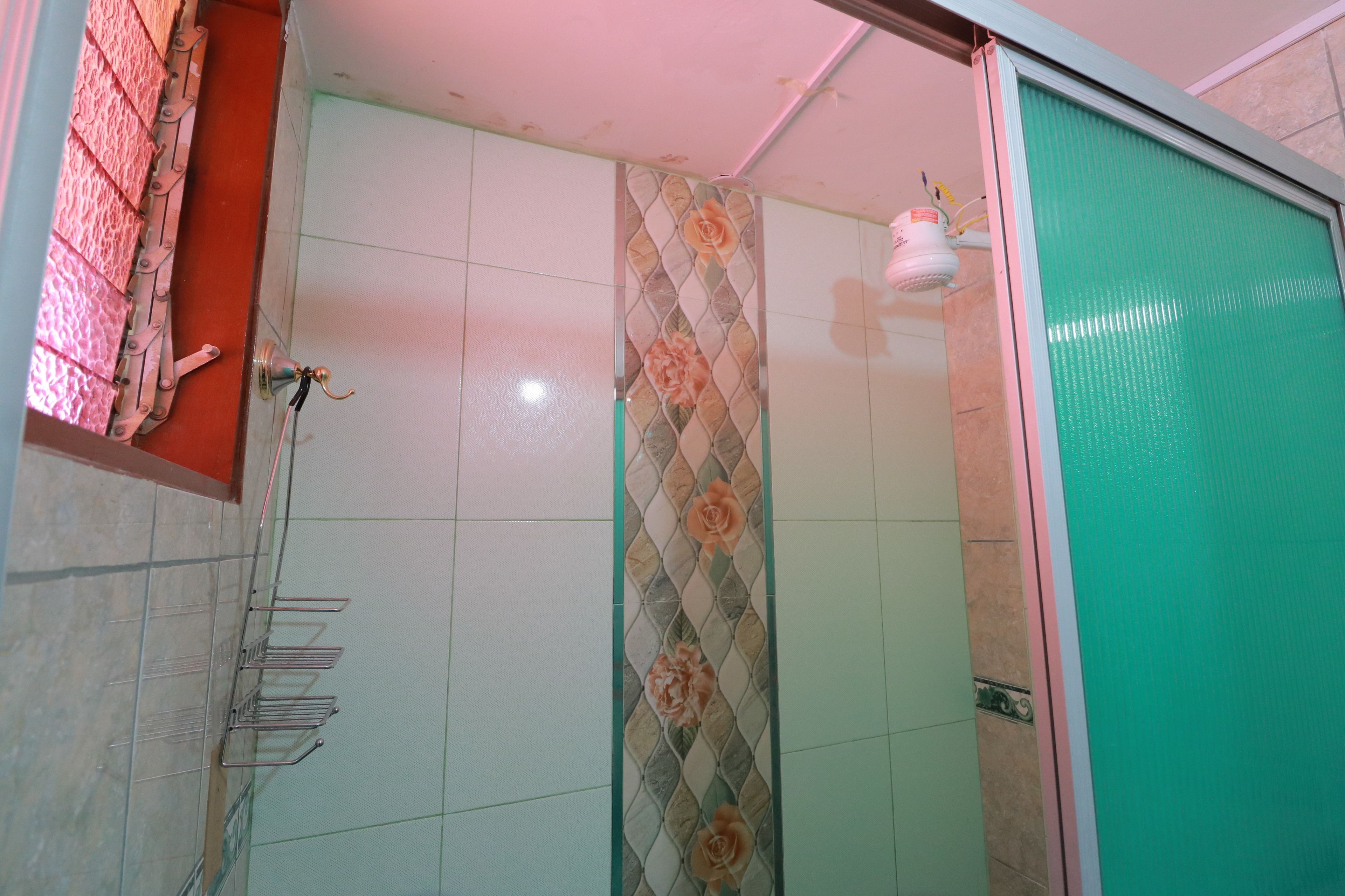 Apartemen, lantai dasar | Shower kamar mandi