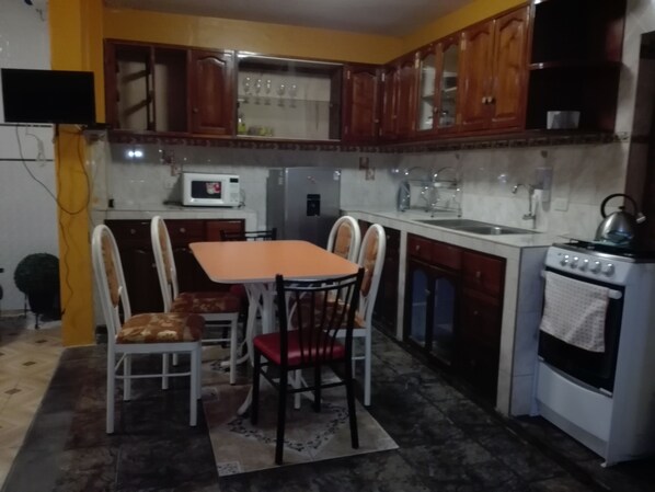 Apartment, Erdgeschoss | Eigene Küche | Kühlschrank, Mikrowelle, Herdplatte, Wasserkocher mit Kaffee-/Teezubehör