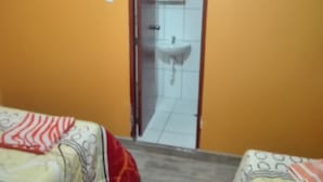 Căn hộ, tầng trệt | Phòng tắm | Buồng tắm vòi sen, vòi sen phun mưa 