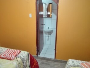 Apartment, Erdgeschoss | Badezimmer | Dusche, Regendusche, Designer-Toilettenartikel, Handtücher