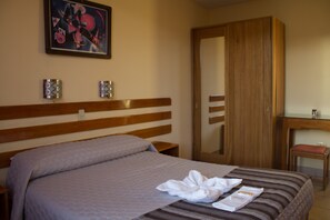 Suite, 1 Tempat Tidur King | Meja kerja, tempat tidur lipat/tambahan, dan Wi-Fi gratis