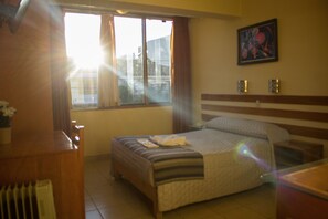 Eenpersoonskamer, 1 tweepersoonsbed | Een bureau, extra bedden, gratis wifi