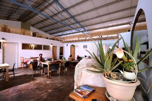 Lobby sitting area - Spice Quarter Inn (Ramat Negev)