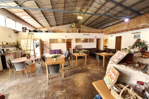 Family Room, 7 | Dapur bersama | Lemari es di ruangan bersama dan microwave di ruangan umum