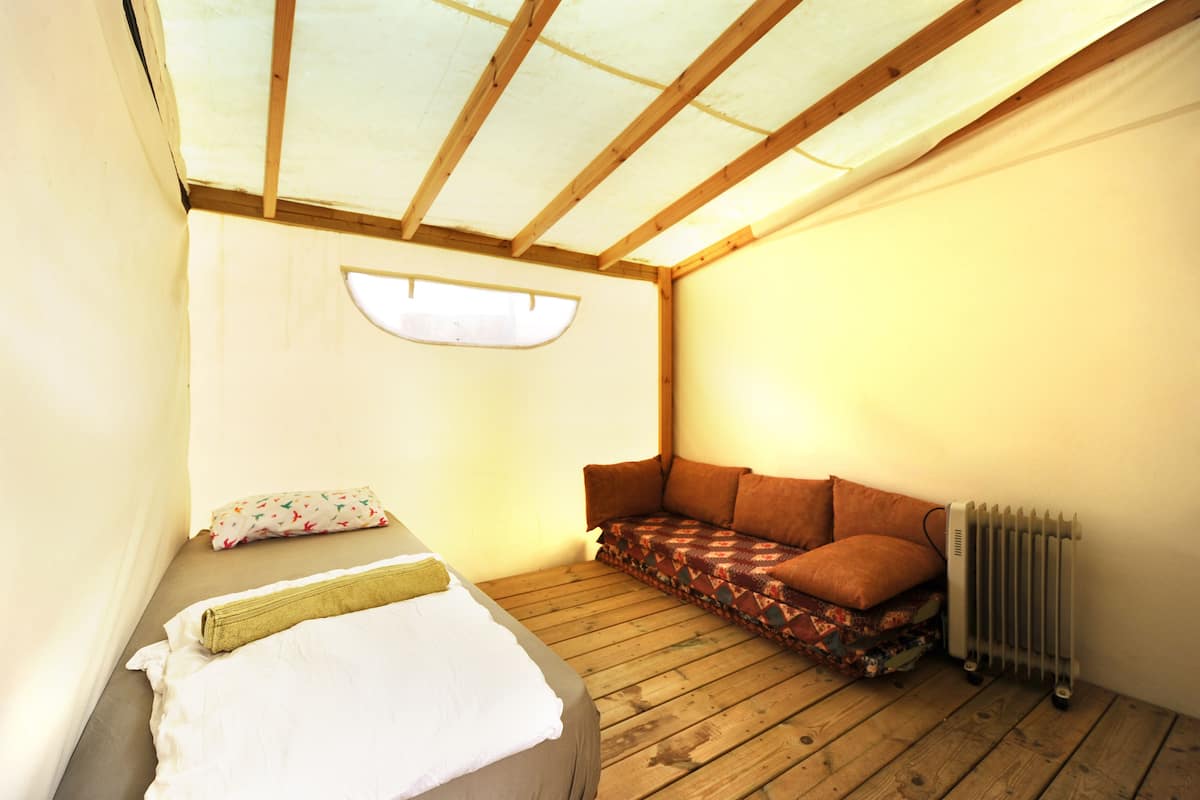 Escritorio, wifi gratis y ropa de cama