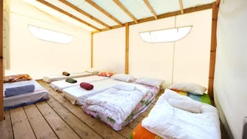 Luxury Private Tent, 5 people, Shared Bathroom | Meja kerja, Wi-Fi gratis, dan seprai linen