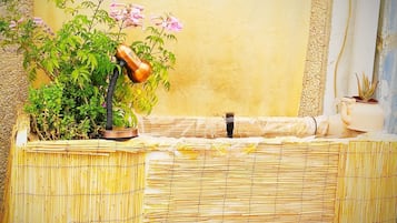 Luxury Private Tent, 4 people, Shared Bathroom | Meja kerja, Wi-Fi gratis, dan seprai linen