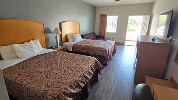 Een bureau, een strijkplank/strijkijzer, gratis wifi, beddengoed