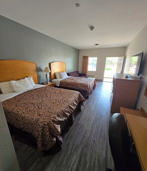 Desk, iron/ironing board, free WiFi, bed sheets - Whitesboro Inn & Suites (Whitesboro)