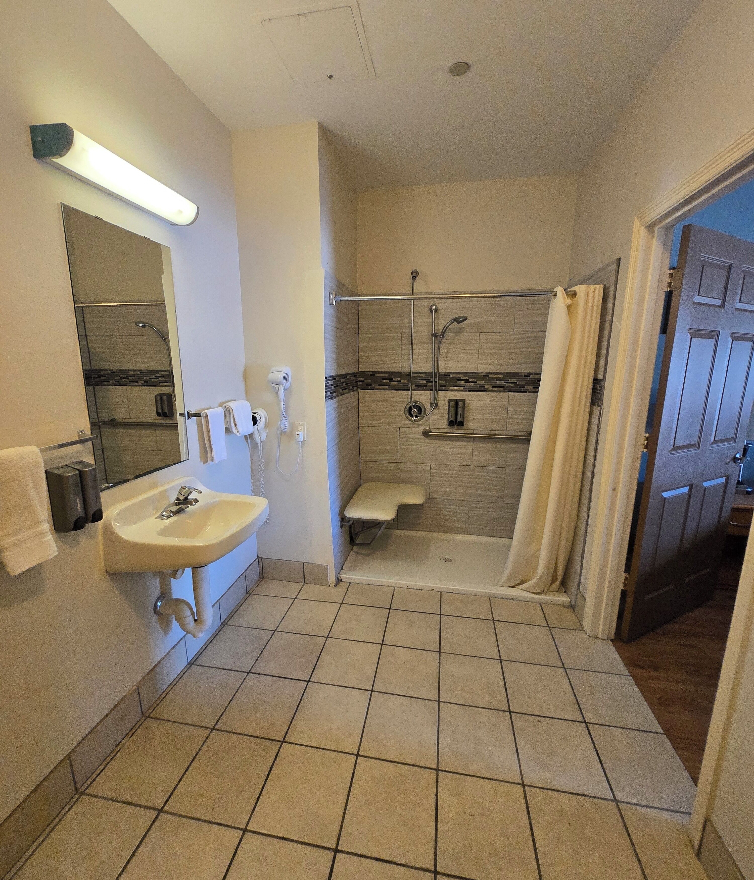 Habitación individual, 1 cama King size, con acceso para personas discapacitadas, para no fumadores | Baño | Tina con regadera, tina profunda, amenidades de baño gratuitas 