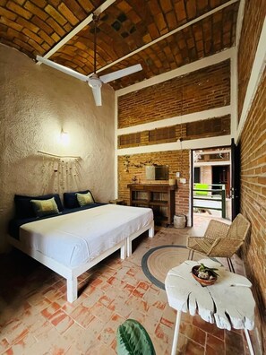 Basic Room, 1 King Bed