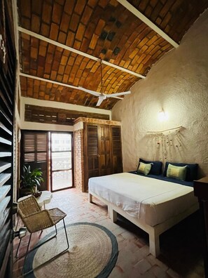 Basic Room, 1 King Bed