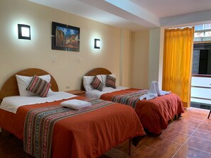 Habitación con 2 camas individuales, 2 camas individuales | Escritorio, tabla de planchar con plancha, wifi gratis y ropa de cama