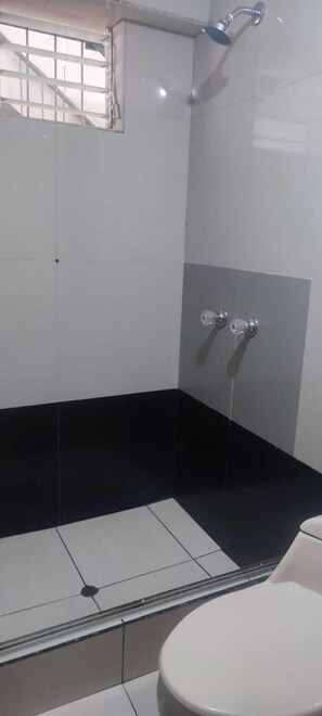 Shower, free toiletries, towels - Hostal Urpi (Machu Picchu)