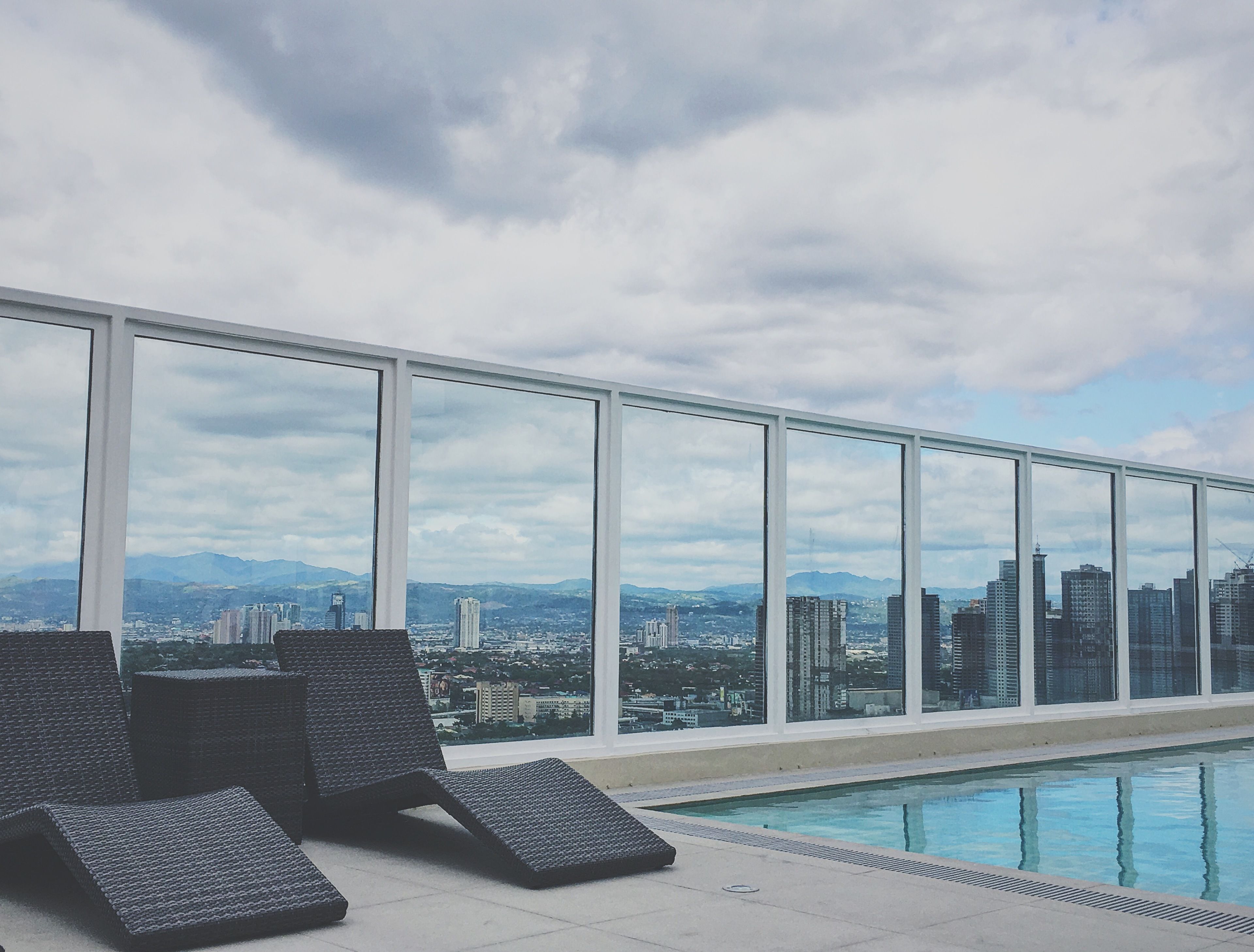 2 outdoor pools, a rooftop pool