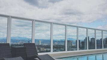 2 outdoor pools, a rooftop pool