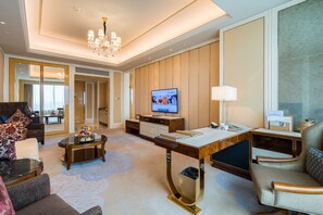 Suite ejecutiva | Minibar, caja fuerte, escritorio y cortinas opacas