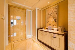 Executive Suite | Minibar, in-room safe, desk, blackout curtains