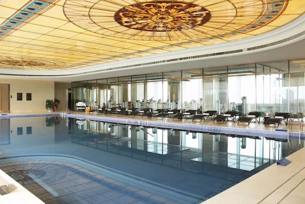 Una piscina cubierta