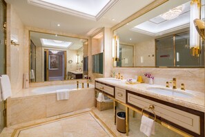 Executive-Doppelzimmer | Minibar, Zimmersafe, Schreibtisch, Verdunkelungsvorhänge