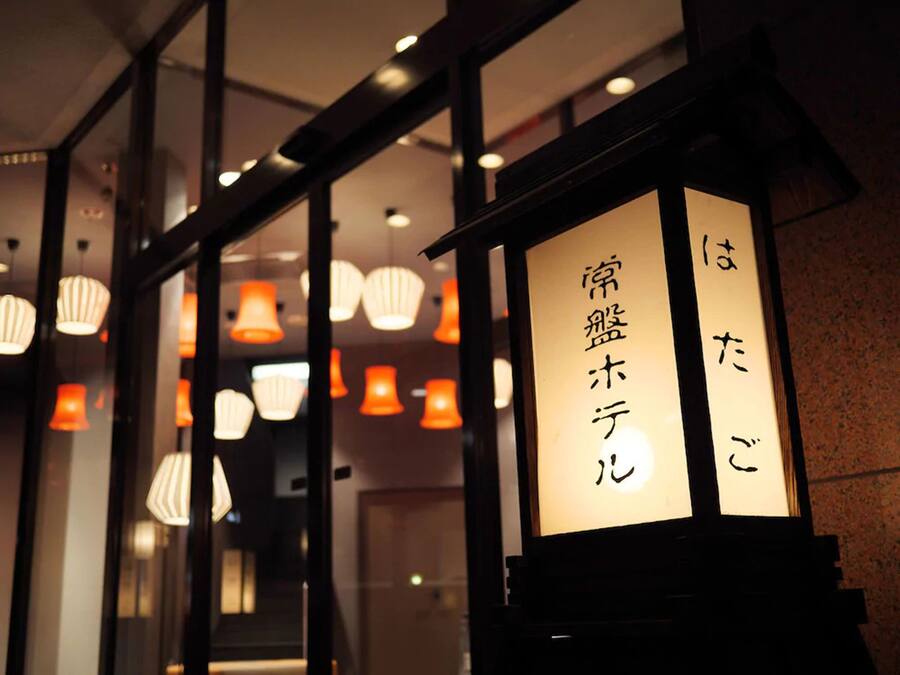 Een traditionele Japanse lantaarn met Japanse tekens, die een culturele of historische plek aanduidt.