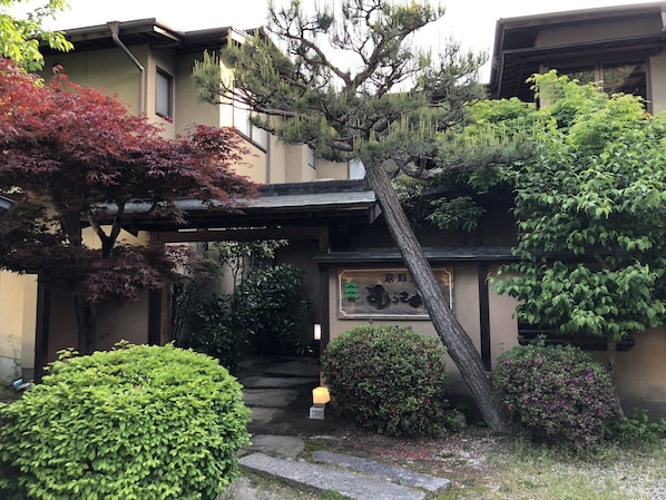 Mặt tiền nơi lưu trú