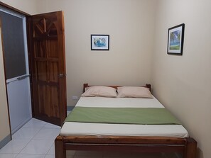 1 室のベッドルーム、デスク、防音設備、アイロン / アイロン台