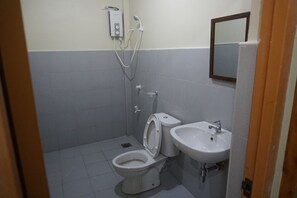 スタンダード ルーム | バスルーム | シャワー、バスアメニティ (無料)、タオル、トイレットペーパー