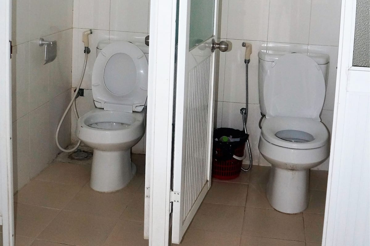 Regadera, amenidades de baño gratuitas, secadora de cabello, pantuflas