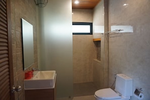 Two Bedrooms Private Pool Villa  | Badezimmer | Dusche, kostenlose Toilettenartikel, Haartrockner, Handtücher