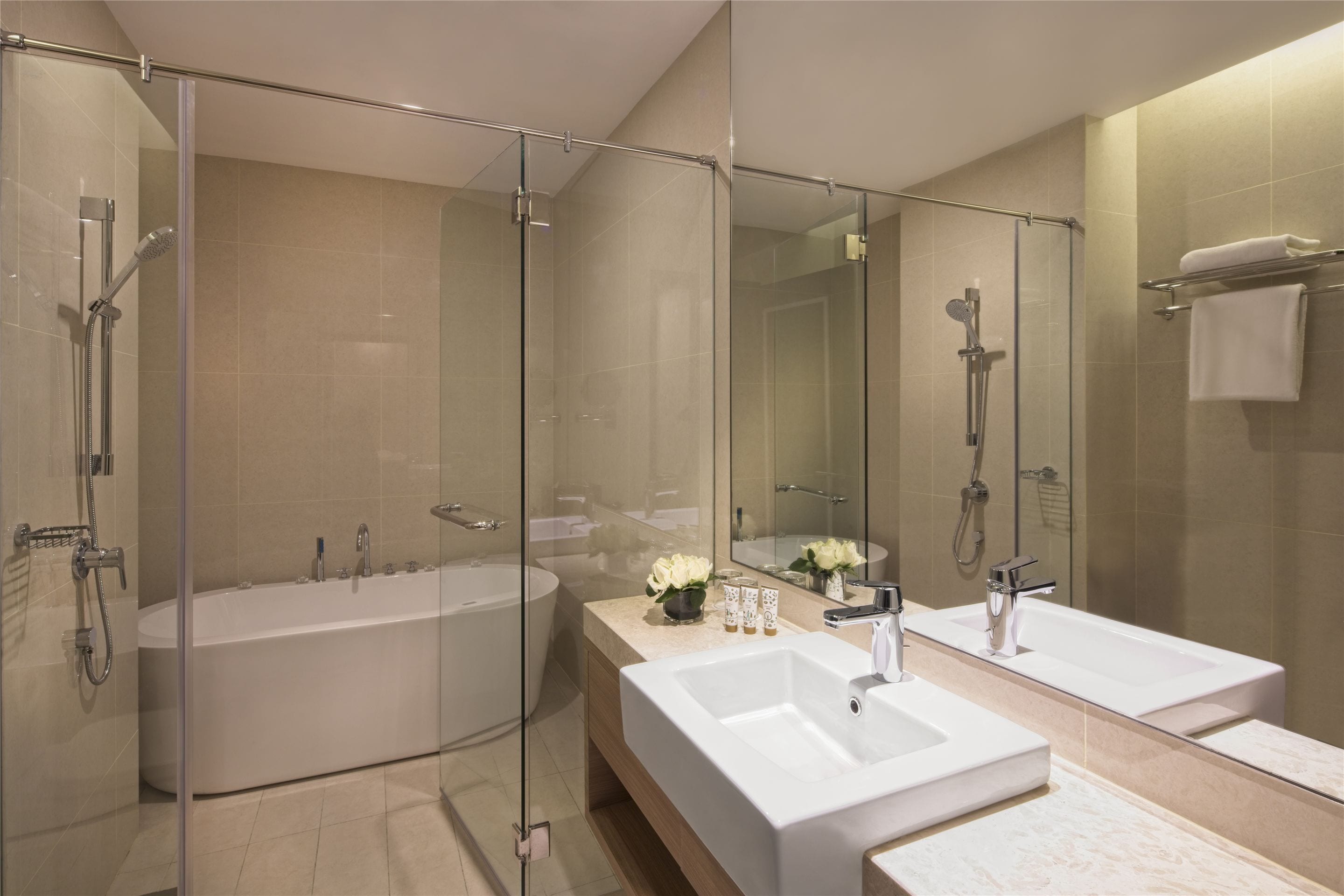 executive suite | bathroom | free toiletries, hair dryer, bidet, towels