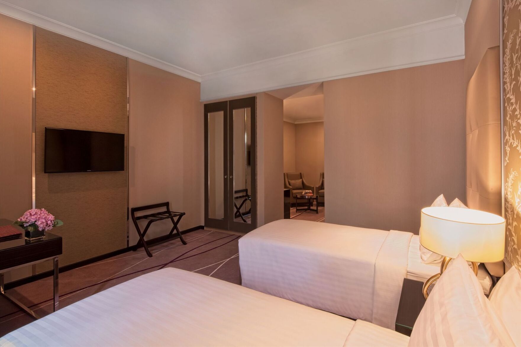 Tallelokero huoneessa, työpöytä