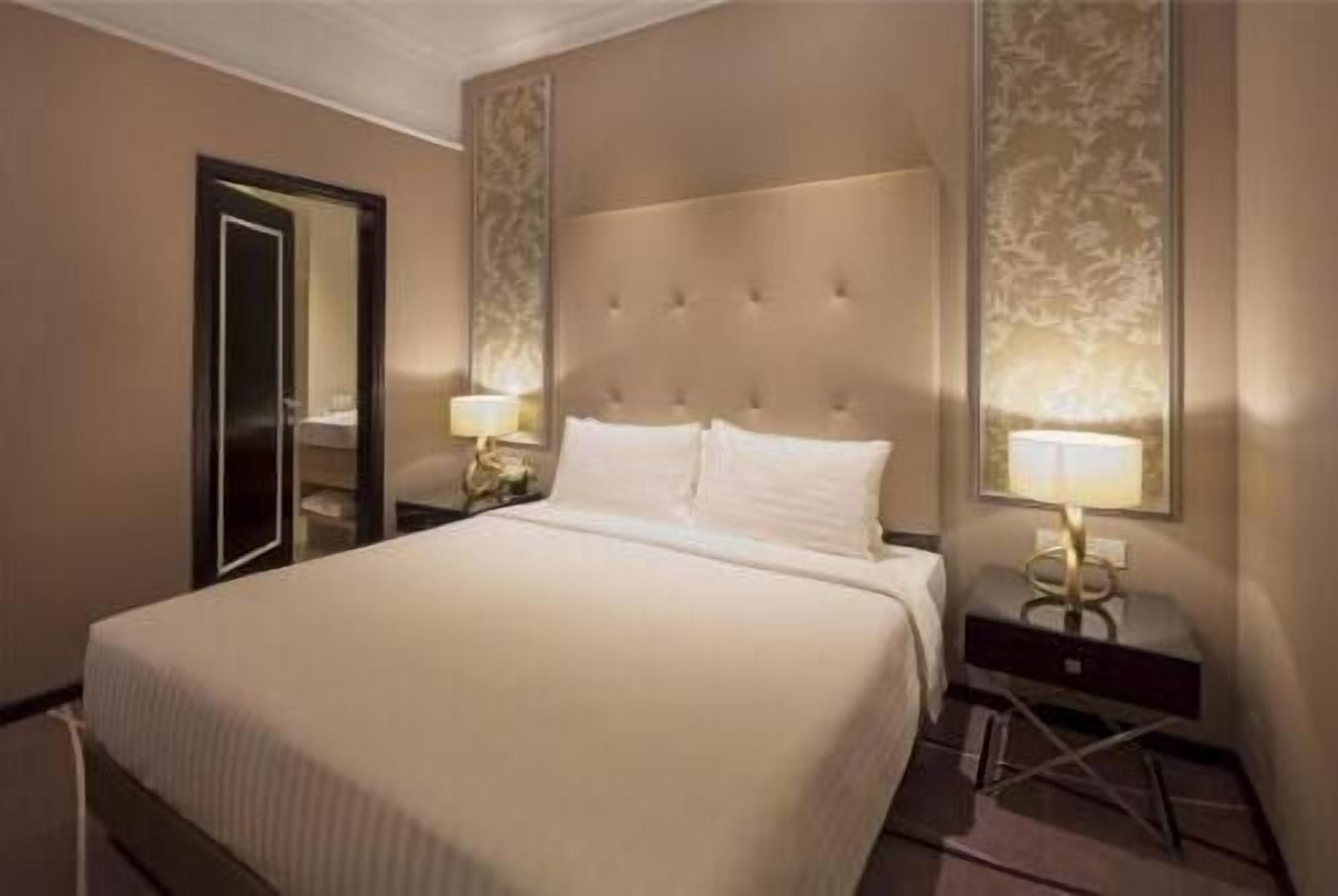 Safe på rommet, skrivebord og skrivebord for bærbar PC