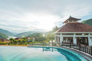 Unclassified image, 2 of 12, button - Le Grand Pakbeng (Oudomxay)
