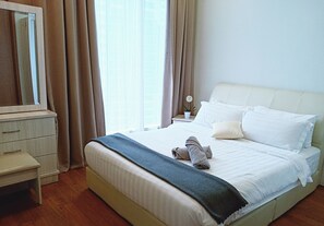 3 Bedroom Apartment #2 | Premium bedding, desk, soundproofing, iron/ironing board - Inspired Homes at KLCC Soho Suite (Kuala Lumpur)