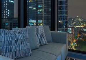 客房 (Duplex Apartment #5) | 起居區 | 40-吋平面電視、有線頻道、電視