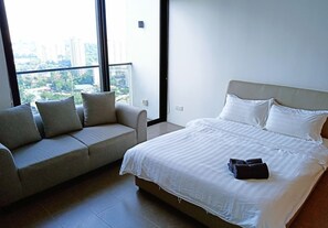 Kamar (Duplex Apartment #7) | Seprai premium dan didekorasi berbeda-beda