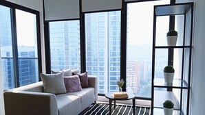 ルーム (Duplex Apartment #8) | リビング エリア | 40 インチの薄型テレビ (ケーブル放送視聴可)、テレビ