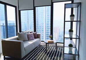 客房 (Duplex Apartment #8) | 客廳 | 40 吋平面電視連有線電視頻道、電視