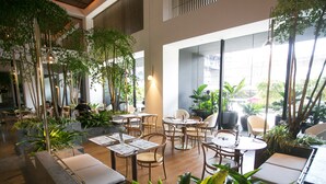 3 か所のレストラン : 朝食、ランチ、ディナーに営業