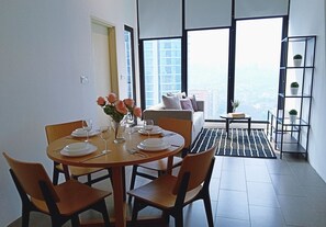 Kamar (Duplex Apartment #8) | Makan di kamar