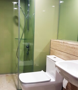 Departamento, 2 habitaciones | Baño | Regadera, amenidades de baño gratuitas, secadora de cabello, bidet 