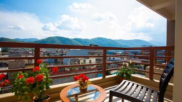 Junior Suite | Living area | Flat-screen TV