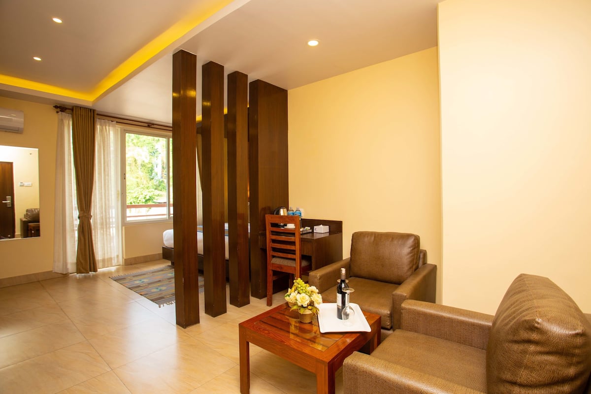 junior suite | living area | flat-screen tv