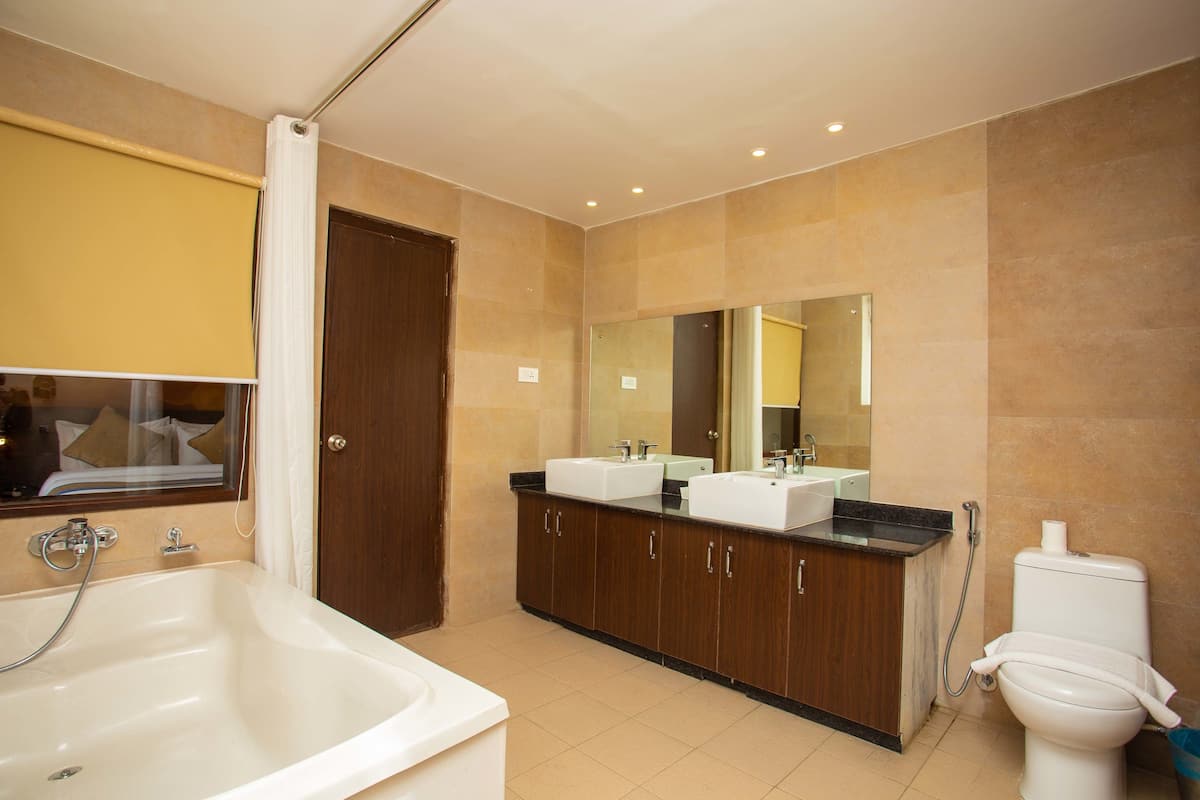 combined shower/bathtub, deep-soaking bathtub, free toiletries, slippers