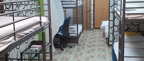 Tabla de planchar con plancha, wifi gratis y ropa de cama